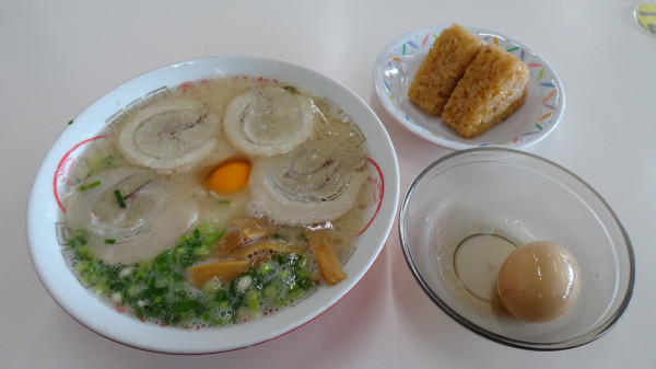 「特製ラーメン（650円）＋半熟煮たまご＋かしわおにぎり」@丸幸ラーメンセンター 基山店の写真