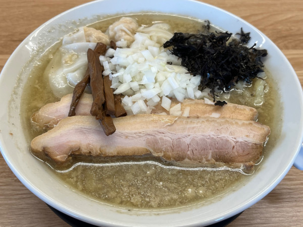 「背脂煮干らー麺（大盛）＋ワンタン」@麺屋 つるるの写真
