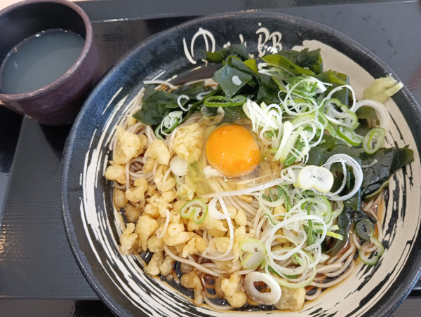 「朝そば玉子・わかめ変更・生卵（￥450）」@ゆで太郎 錦町店の写真