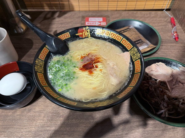 「ラーメン、味玉、キクラゲ、のり、チャーシューと替玉」@一蘭 越谷イオンレイクタウン店の写真