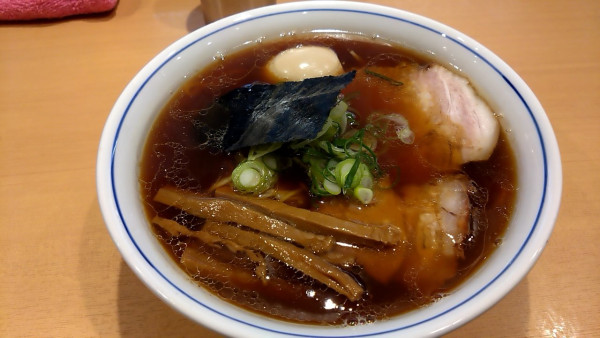 「味玉らぁ麺　しょうゆ」@らぁ麺 すぎ本の写真