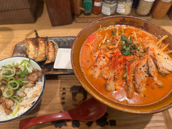 「旨辛味噌チャーシュー麺＋ミニチャーシュー飯＋餃子3個」@味噌乃家の写真