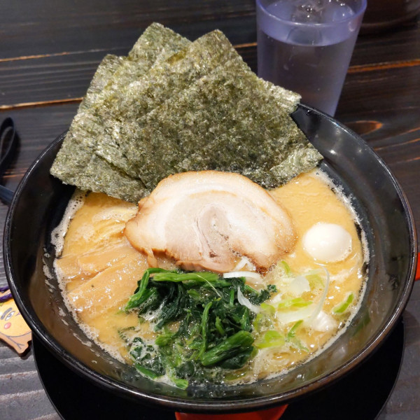 「豚骨醤油」@横浜家系ラーメン坂戸家 霞ヶ関店の写真