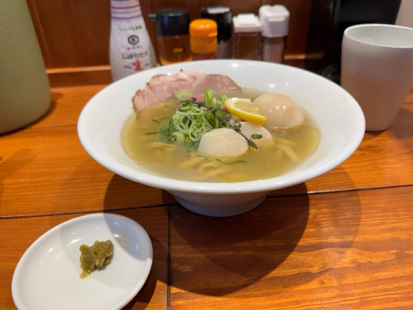 「【冬季限定】帆立の金の塩そば（ピロ麺）」@麺屋 真心の写真