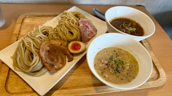 「2×2つけ麺（鶏パイタンの塩/濃厚坦々）¥1,200」@FREEATの写真