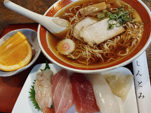 「ラーメンとにぎり(1,750)」@新とみの写真