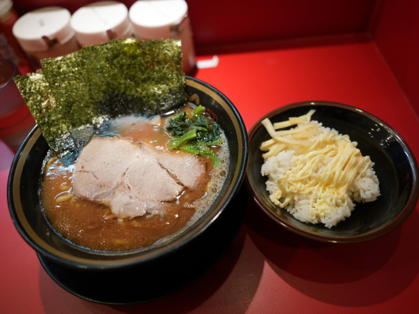 「ラーメン 麺硬め＋サービスライス」@王道家直伝 家系ラーメン 本ごう家王道乃印の写真