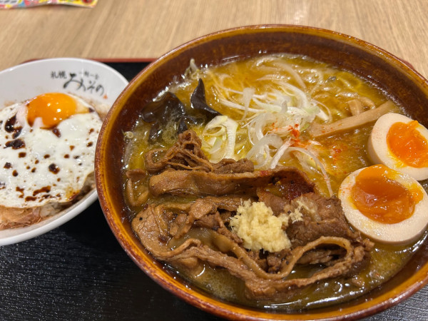 「炙り豚盛り味噌らーめん味玉入り　手稲ライス」@一期一会 札幌みその ららぽーと湘南平塚店の写真