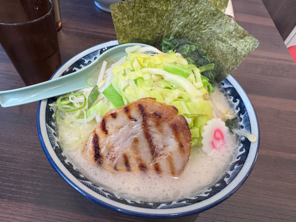 「濃厚豚骨ラーメン(塩) 850 ＋もやキャベ110」@麺屋 武士道 瑞江店の写真