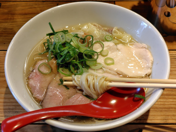 「軍鶏特製塩ラーメン·半ライス」@麺屋 翔 西新宿本店の写真