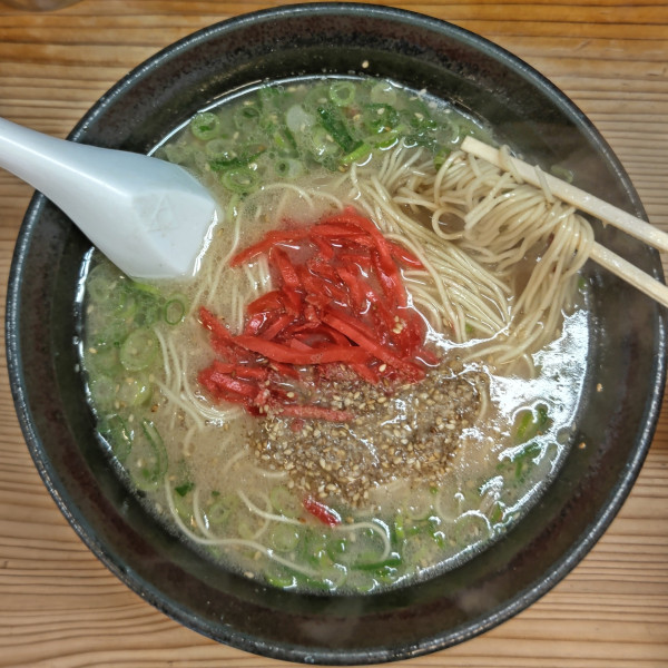 「ラーメン（700円）＋替玉×２（200円）」@五号線沿いの元祖長浜ラーメンの写真