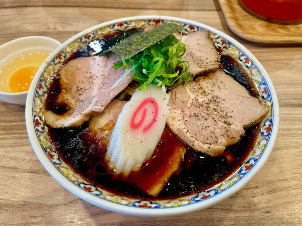 「ブラックチャーシュー ＋ 生玉子」@くじら食堂 nonowa東小金井店の写真