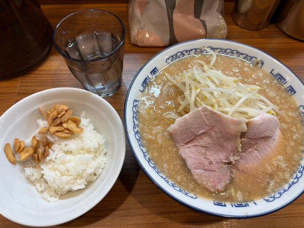 「旨辛ラーメン」@横浜豚骨醤油ラーメン YOLOの写真