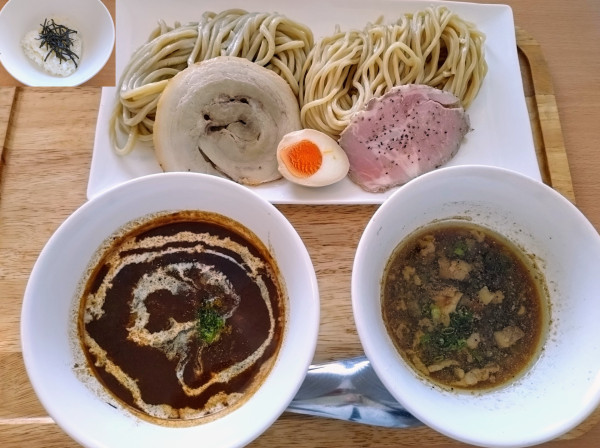 「2☓2つけ麺（焼あご煮干し 醤油＆牛タンカレー）￥1300」@FREEATの写真