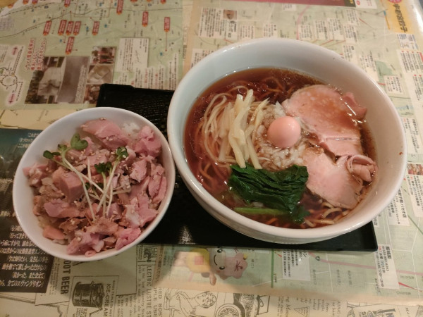 「らーめん（細ストレート、レア）＋肉ごはん＋替玉　1100円」@(仮)麺食堂の写真