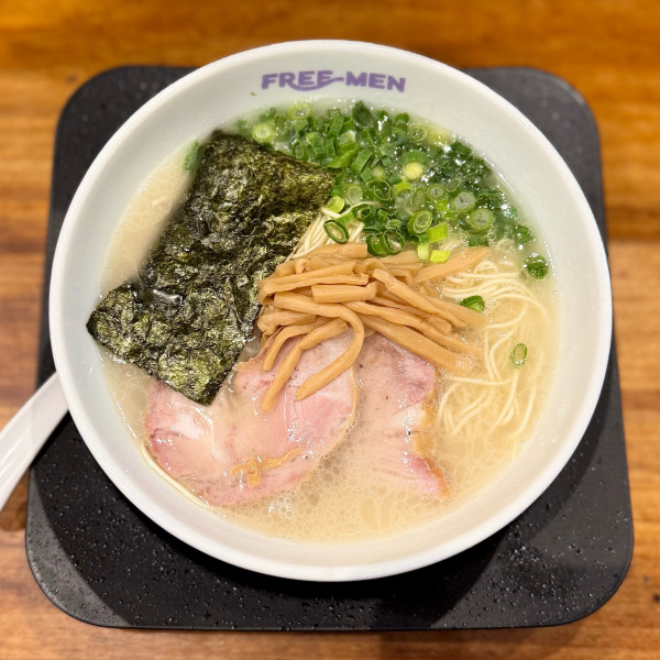 「とんこつラーメン（760円）」@FREE-MENの写真