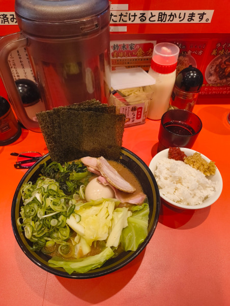 「全部のせラーメン　1200円」@横濱家系ラーメン 二代目鈴木家の写真