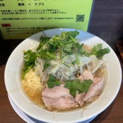 ミニラーメン　パクチー　ニンニクヤサイ