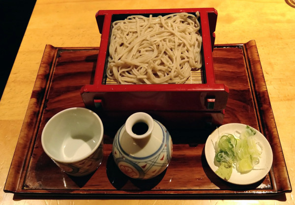 「せいろそば＋鴨燻製あぶり焼き＋春の天ぷら」@手打甚作の写真