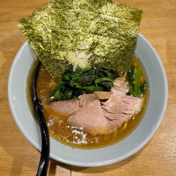 「豚骨醤油らーめん（950円）」@横浜家系ラーメン 侍 長崎店の写真