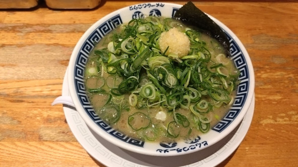 「生にんにくラーメン(九条ネギトッピング)」@御天 井草本店の写真