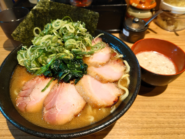「チャーシュー麺大盛り➕背脂マシ➕九条ネギ   硬め」@ラーメン 上吉の写真