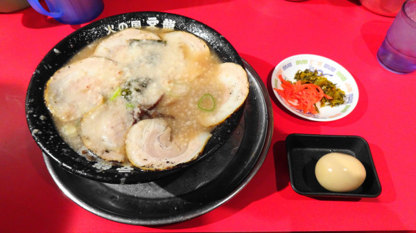 「こってり背脂入りチャーシュー麺+半熟味付けたまご+替玉」@火の国 文龍 総本店の写真