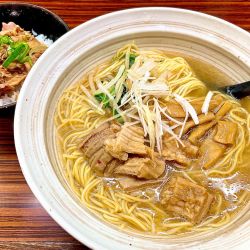 塩もつそば（850円）、まかない丼（80円）