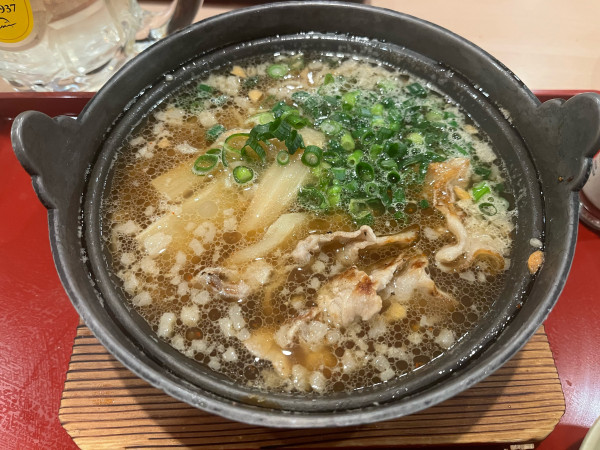 「背脂たっぷり鉄鍋醤油ラーメン658円」@ジョイフル 東京八王子店の写真