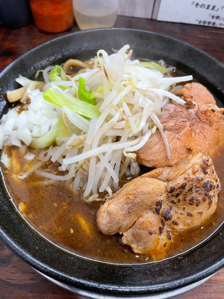 「限定　カレーラーメン　マー油入り」@麺でる 川崎店の写真