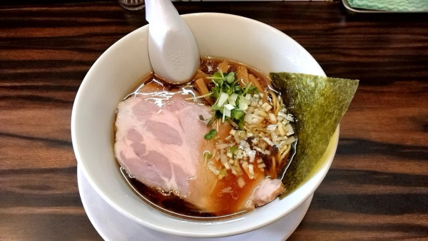 「醤油ラーメン（細麺）900円」@稲荷屋の写真