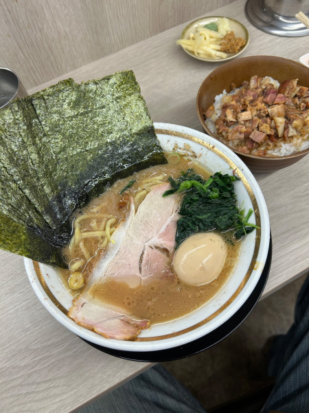 「のりたまラーメン　1,100円　ﾁｬｰｼｭｰまぶし　250円」@王道家直伝 との丸家 越谷店の写真