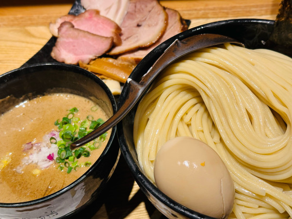「特製つけ麺 1,700円 麺追加 100g 100円×2」@麺屋 周郷 新橋店の写真
