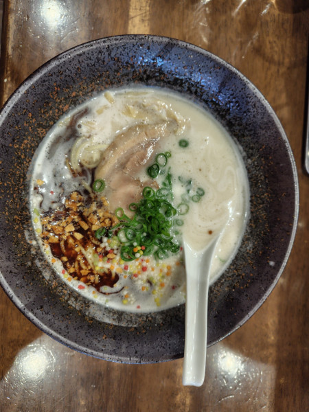 「とんこつ黒&黒チャーシュー丼」@自家製多加水極太麺 ISAMIの写真
