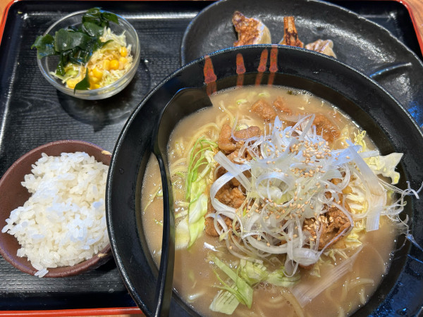「豚豚麺（とんとんめん）＋定食（餃子3個・ミニサラダ・半ライス）」@まっこすの写真