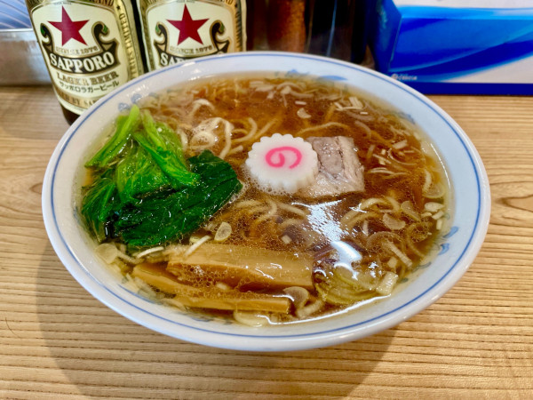 「サッポロ赤星２本＋メンマわかめ皿＋賄い焼豚皿→ラーメン 青菜」@らーめん 高尾の写真