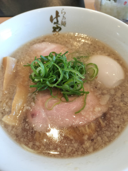 「背脂豚骨醤油味玉ラーメン 無料玉ねぎ&刻みニンニク+海苔」@らぁ麺はやし田 武蔵村山店の写真
