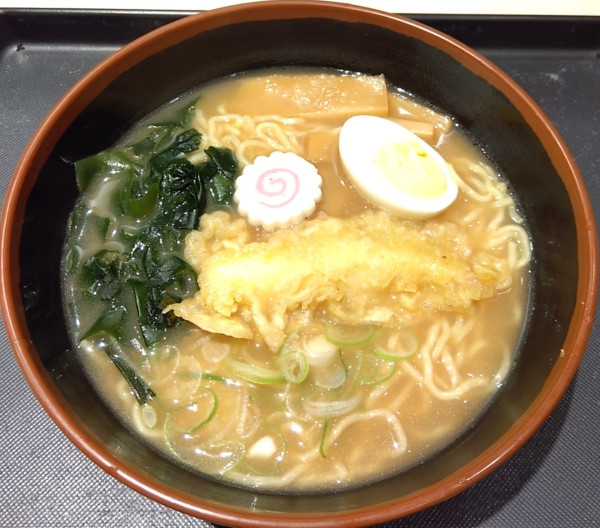 「煮干しラーメン＋イカ天　590円＋80円」@名代 富士そば 田端店の写真