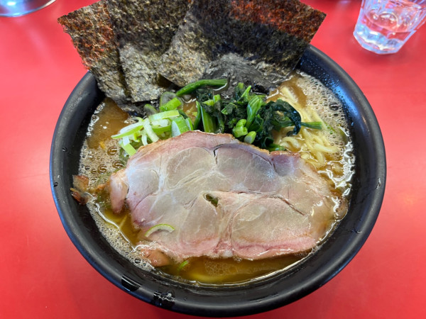 「ラーメン（醤油）＋麺大盛＋替え玉×2」@横浜ラーメン とんこつ家 鹿島店の写真