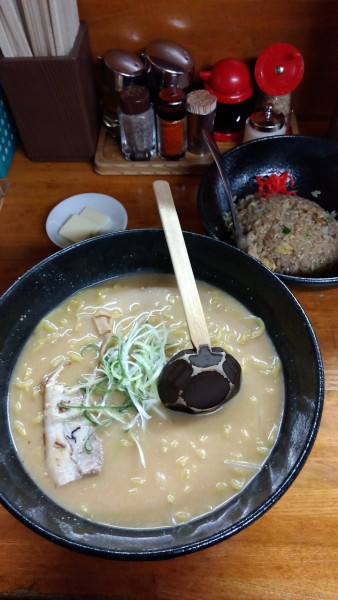 「信州(コク味噌󠄀)+バター+チャーハン」@らーめん信玄 南6条店の写真