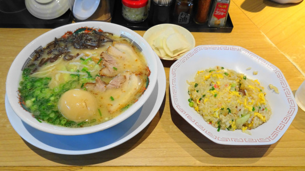 「ラーメン（880円）＋半チャーハン（370円）＋味玉」@ラーメン小金太の写真