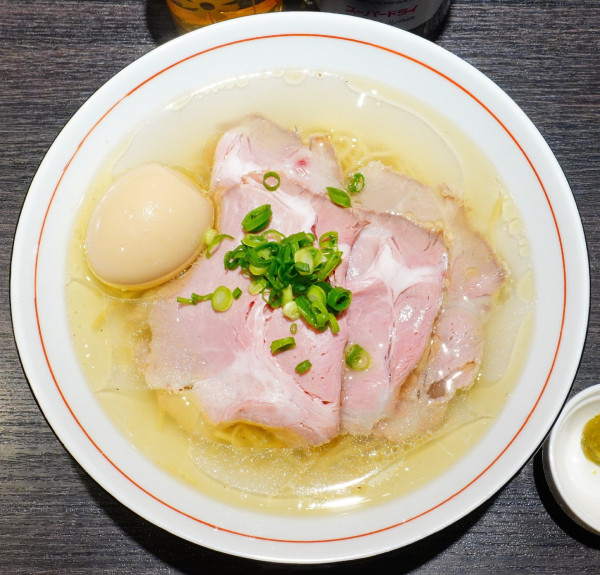 「塩かけそば＋低温チャーシュー＋田中農場の味玉＋ビンビール」@中華そば 十目一八食堂の写真