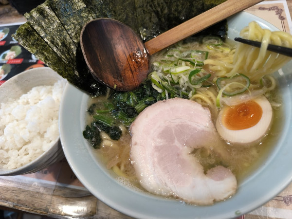 「(醤油)らーめん(880)(無料のり+3、無料ライス)」@横浜家系らーめん 金壱家の写真
