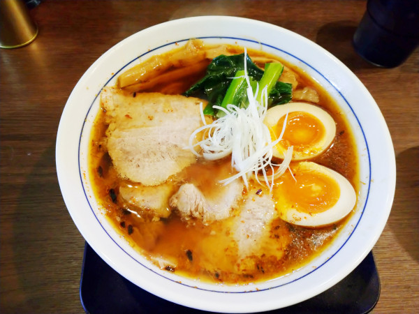 「特製ラーメン 辛味＋ワンタン＋炊き込みご飯」@食堂 ニッコロガシの写真