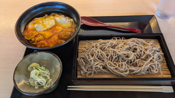 「特攻の母 鳥濱トメの玉子丼 会津そばセット」@靖國八千代食堂の写真