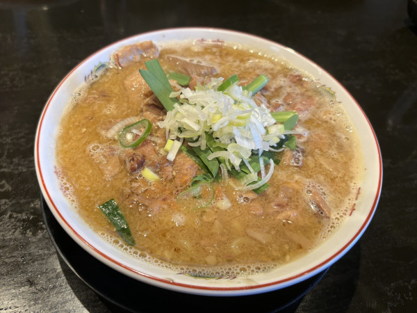 「モツ煮込みラーメン」@麺酒場 丸勝の写真