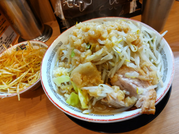 「小ラーメン＋ネギ(別皿)」@ラーメン豚山 恵比寿店の写真