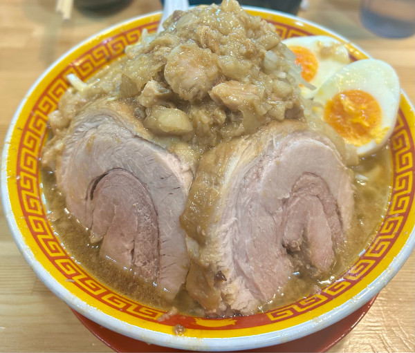 「ラーメン豚2枚ゆで卵300g 生卵 1150+80円」@えどもんど 中野の写真