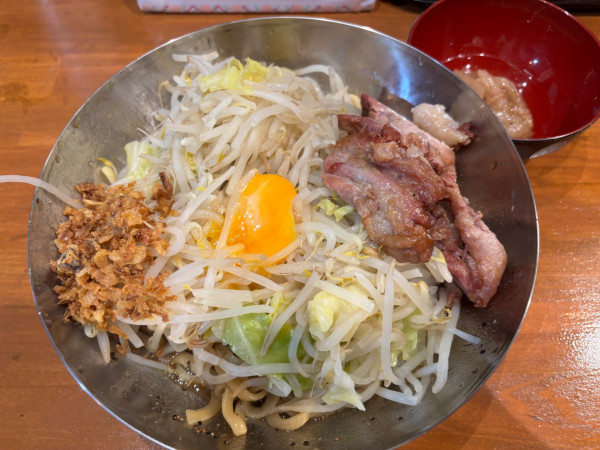 「汁無しラーメン+豚1枚」@ラーメン 太るの写真