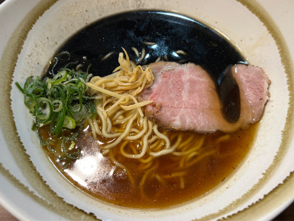 「焦がし醤油ラーメン 硬め濃いめ油多め」@ラーメンニキ新橋の写真